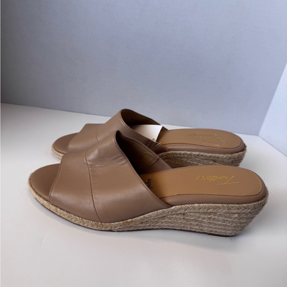 Women’s Trotters Slip On Tan Wedge Sandals size 9M